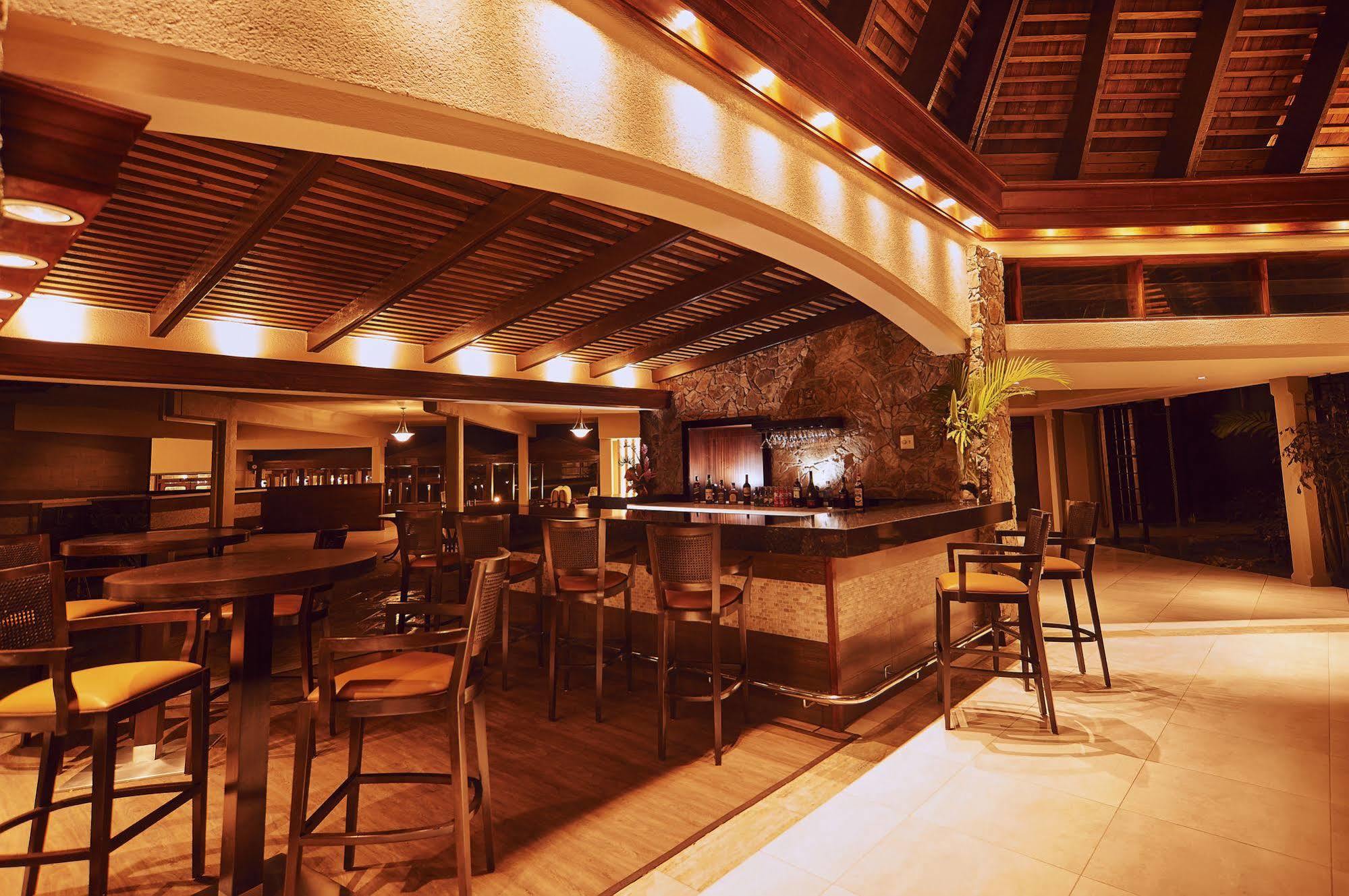 Mount Irvine Bay Resort Black Rock Bagian luar foto